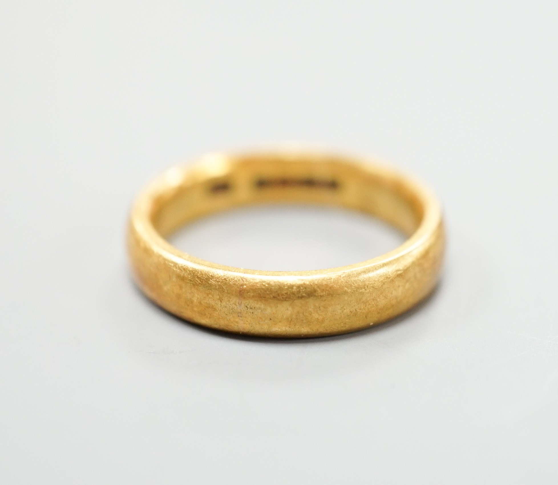 A 22ct gold wedding band, size O, 8.4 grams.